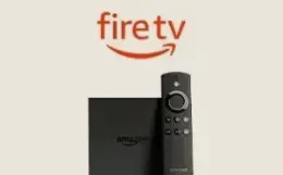 Clé Fire TV Stick posée à côté de sa télécommande